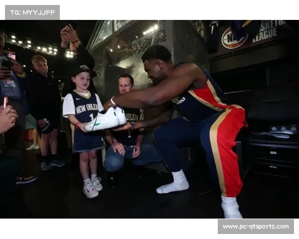 小球迷获赠球鞋，球员慈善行动